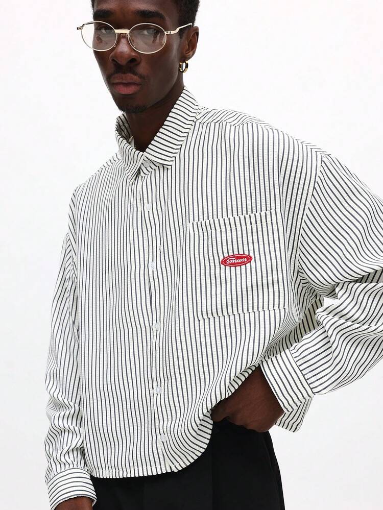 Camisa curta listrada de manga comprida com botões