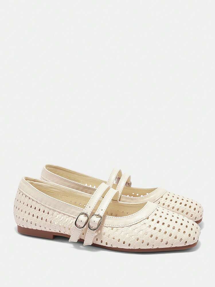 CUCCOO CURVES レディース ワイドフィット ラウンドトゥ フラットシューズ、ベージュ型押しファブリック、ミニマルデザイン、快適、通気性のある穴開きバックルストラップ、プラスサイズ