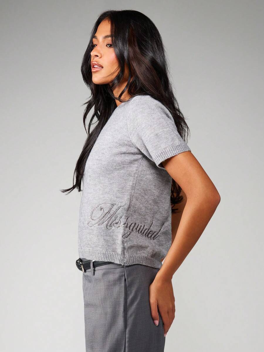 MISSGUIDED 宽松针织短袖上衣，侧面有刺绣细节，适合女士休闲针织衫 - 灰色 - 查看 1