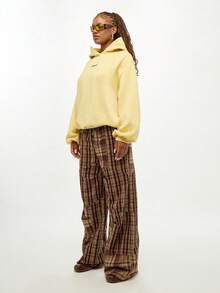 SUMWON WOMEN 街头服饰超大连帽衫黄色柔和色块连帽运动衫，带有文字标志，都市风格现代时尚秋冬分层必备品 - 黃色 - 查看 6