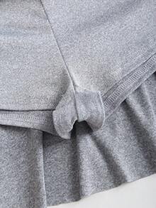 Sweetra طقم موضة صيفي للنساء يتكون من ملابس علوية كتف مطوية مزينة بزهور معدنية وتنورة متوسطة الطول مزينة بكشكشة الذيل - رمادي فاتح - مشاهدة 7