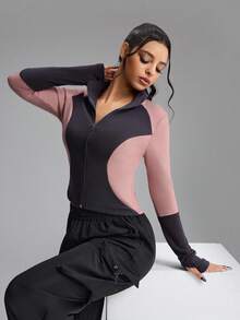 Innovista Veste de cyclisme zippée à manches longues en polaire avec blocs de couleurs pour femmes - Une veste de fitness avec des détails élégants de blocs de couleurs et une coupe ajustée. Un Top de sport zippé chaud avec une doublure douce et des panneaux de maille respirants. Tissu stretch, léger et absorbant la transpiration, parfait pour l'automne et l'hiver. Vêtement de sport Top de gamme pour le yoga, le Pilates, la course, le cyclisme, l'entraînement par intervalles à haute intensité et les séances de gym. Chic utilitaire, superposition d'hiver confortable - Gris foncé - Voir 11