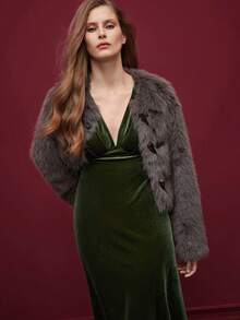 Maija Zielona aksamitna sukienka midi z dekoltem w serek i rozkloszowaną talią, idealna na imprezę, święta i Boże Narodzenie