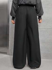 少女休闲时尚街头风侧边白色撞色拼接前中心印花黑色运动裤，适合秋冬季日常穿着、街头风、居家穿着。黑色宽松裤，Emo风格，宽松舒适，适合新年、日常穿着、庆祝活动、秋冬季穿着，方便叠穿，时尚百搭。 - 黑色 - 查看 2