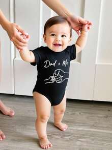 Body dla chłopca w minimalistycznym stylu z nadrukiem "Tata + Ja" z krótkim rękawem, idealne na wiosnę/lato. Ubranka dla taty, ubranka na powitanie dziecka. Ubranka dla noworodka. Ubranka dla taty i mnie. Ciemne ubranka dla noworodka.