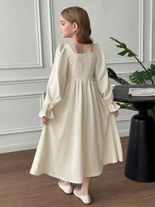 SHEIN Serisse Kids 奶油杏色女童系带提花连衣裙，方形领口，前系带腰部和泡泡袖，新款中国风花卉连衣裙，带扣装饰，秋季连衣裙，返校节服装，返校节连衣裙，返校节连衣裙，约会夜连衣裙，乡村风格，文艺复兴风格连衣裙 - 杏色 - 查看 8