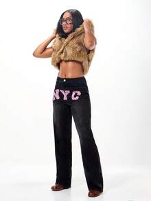 SUMWON WOMEN Jeans de pierna ancha de tiro alto con gráfico de NYC, adornos de letras rosas y tachuelas metálicas - Negro - Ver 3