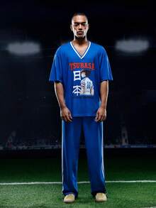 Captain Tsubasa X SHEIN 男士休闲肖像图案 V 领短袖 T 恤和裤子套装，夏季 - 寶藍色 - 查看 3