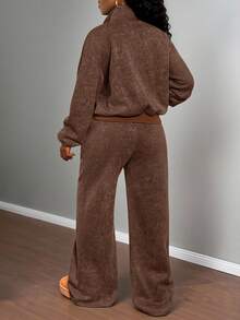 Slaydiva 2025秋冬新款保暖加厚休闲简约军绿色炸雪花针织半开襟立领长袖毛衣+高腰阔腿条纹裤女两件套，适合日常出行、返校、毕业典礼、购物、通勤、朋友聚会、早午餐、机场穿搭、度假、运动休闲等场合。 - 棕色 - 查看 2