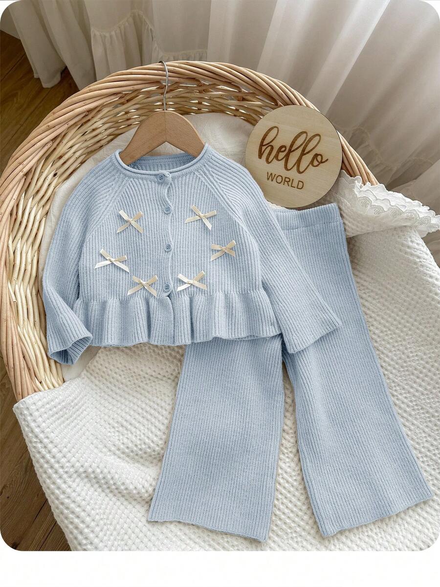 SHEIN Ensemble 2 pièces mignon comprenant un cardigan en tricot à manches raglan avec nœud décoratif et ourlet à volants, et un pantalon en tricot pour bébé fille - Bleu azur - Voir 1