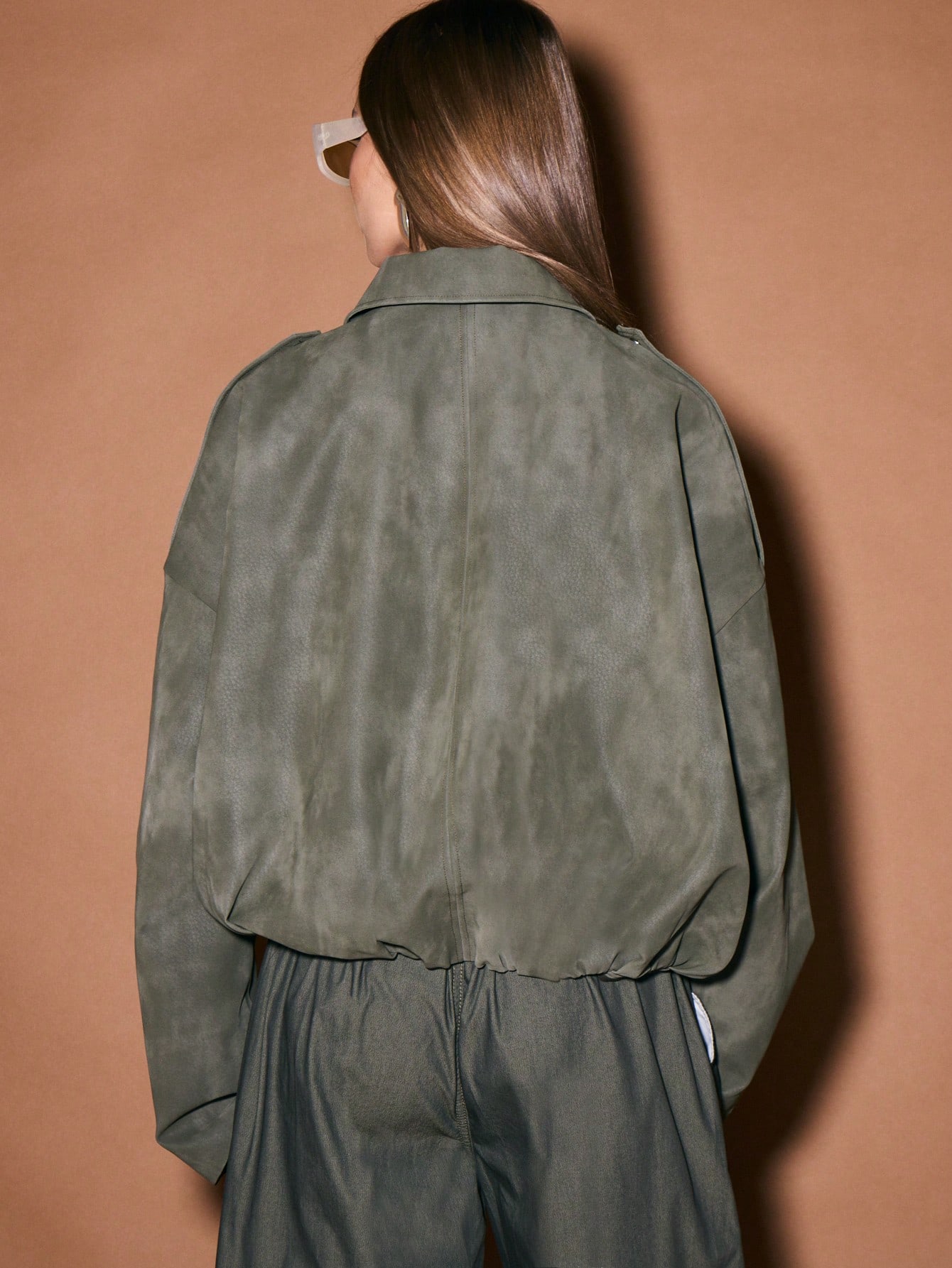 KIZN Casaco utilitário oversized de camurça cáqui com gola alta