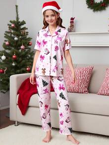 女孩的圣诞驯鹿、圣诞树、圣诞礼物、圣诞蝴蝶结、姜饼元素印花舒适短袖开领家居服套装，采用阻燃面料制成