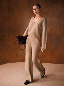 MOTF PREMIUM 两件套针织套装：V 领落肩毛衣（袖口系带设计）和阔腿针织裤 - 杏色 - 查看 5