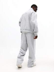 SUMWON 常规款男士全拉链运动夹克和配套直筒运动裤套装，带侧边带细节 - 灰色 - 查看 2