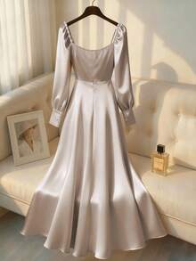 Franclia Elegante vestido de mujer para otoño/invierno de tela mate color caqui con cintura ceñida, cuello con volantes, mangas largas, decoración de perlas en los hombros, y cremallera invisible lateral - Albaricoque - Ver 2