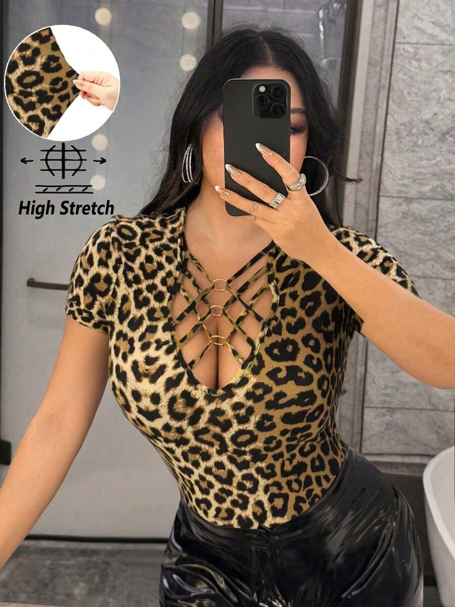 Chiquease 女士优雅商务休闲舒适度假旅行性感撞色豹纹办公室复古风格2025春夏秋季新款女式上衣外出派对约会性感镂空交叉吊带不对称领金属环扣短袖T恤 - 黃色 - 查看 1