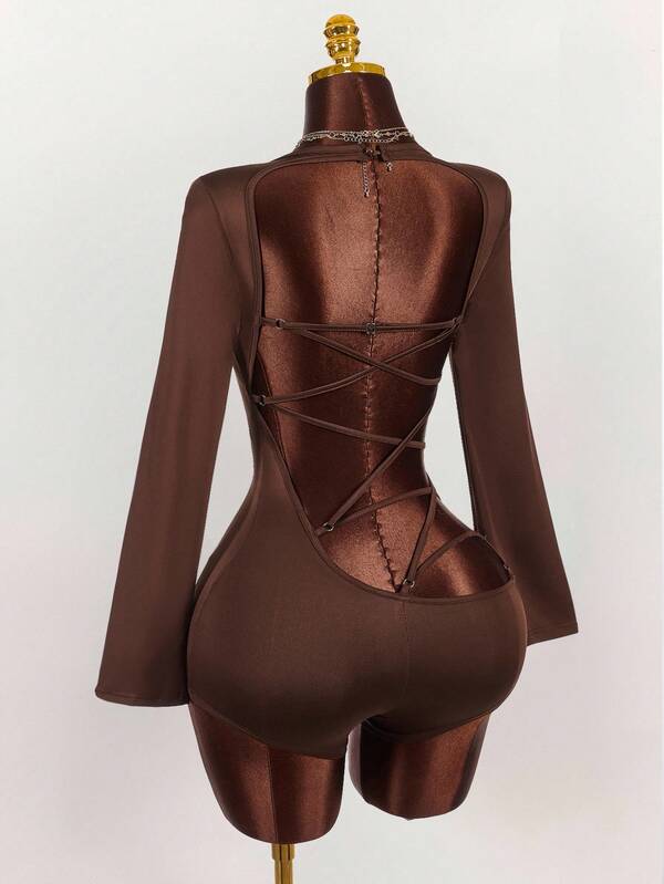 Amplova Combinaison sexy asymétrique avec dos nu et croisé dans une couleur unie chic