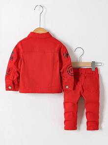 SHEIN Bộ 2 món/bộ quần áo mùa đông thoải mái cho bé trai, họa tiết graffiti phong cách đường phố, áo khoác denim đỏ và quần jeans bó rách, trang phục thường ngày và dạo phố cho bé trai, trang phục Halloween và Giáng sinh cho bé trai, trang phục năm mới, bộ đồ mùa đông cho bé trai, quần áo mùa đông, áo khoác cho trẻ mới biết đi - Đỏ - Xem 2
