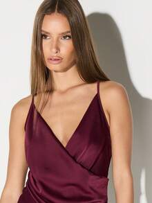 KIZN 勃艮第红色缎面围脖式衬衫，配有交叉后背带，适合秋季晚装上衣 - 紅色 - 查看 4