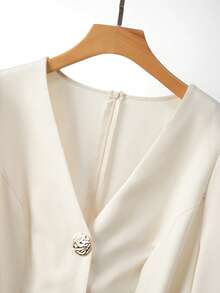 GlowEve CURVE 女式加大码V领束腰金属扣长袖喇叭连衣裙 - 杏色 - 查看 5