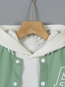 SHEIN Genkimix Kids Bộ 2 món/Bộ trang phục thường ngày cho bé trai, bao gồm áo len dệt kim màu xám và xanh lá cây có tay áo màu trắng tương phản và in chữ A, kết hợp với quần nỉ in họa tiết phù hợp, cổ áo, tay áo và gấu áo có gân, kiểu dáng thoải mái và thư giãn, thích hợp mặc vào mùa xuân, mùa thu, mặc hàng ngày, thể thao, đi học, du lịch, ngày lễ - Màu xanh Ô liu - Xem 4