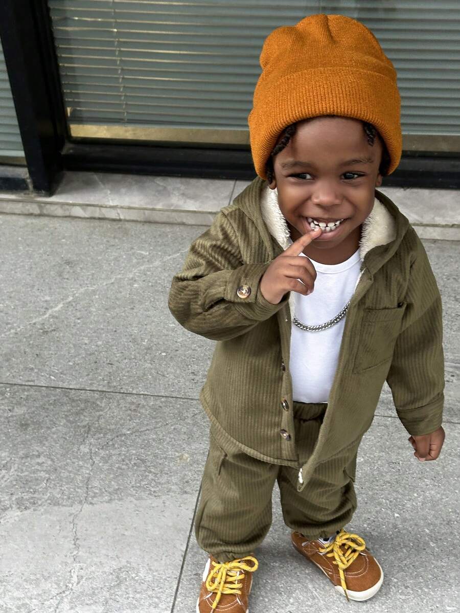 SHEIN Playful Pals 2 Stücke Baby Jungen Set aus einfarbiger Fleece Jacke mit Knopfleiste und Tasche sowie Fleece Hose mit elastischem Bund und Taschendekoration, warmes und bequemes Material, geeignet für Herbst/Winter Ausflüge und Freizeitbekleidung, Baby Jungen Outfit, Militärgrün - Schwarz und Weiss - Übersicht 1