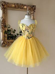 Lovelzi 春夏优雅浪漫浅黄色网纱刺绣3D提花吊带蝴蝶结鱼骨V腰泡泡裙，适合婚礼宾客、晚宴、单身派对、约会、婚礼、返校季、毕业季、成人礼、节日、生日、舞会、情人节等场合。 - 黃色 - 查看 2