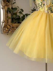 Lovelzi 春夏优雅浪漫浅黄色网纱刺绣3D提花吊带蝴蝶结鱼骨V腰泡泡裙，适合婚礼宾客、晚宴、单身派对、约会、婚礼、返校季、毕业季、成人礼、节日、生日、舞会、情人节等场合。 - 黃色 - 查看 4
