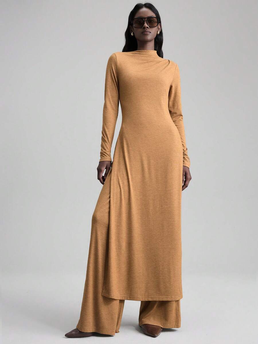 Ontre 2025秋冬新款婚礼宾客礼服，商务休闲百搭现代都市风宽松版型日常穿着，适合万圣节、圣诞节等场合。优雅纯色侧开衩长袖T恤搭配阔腿裤套装，休闲日常、商务通勤、新年等场合皆宜。