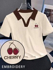 Camiseta casual de mujer con cuello polo, manga corta y estampado de letras y cerezas en contraste de color