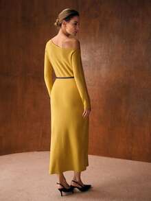 MOTF PREMIUM 别致不对称领口金属扣装饰长袖毛衣裙，秋冬 - 黃色 - 查看 4