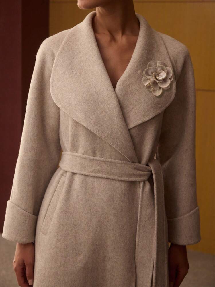 WEŁNIANY PŁASZCZ Z KOŁNIERZEM WODOSPADOWYM, PRZEWIJANY PASKIEM