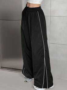 少女休闲时尚街头风侧边白色撞色拼接前中心印花黑色运动裤，适合秋冬季日常穿着、街头风、居家穿着。黑色宽松裤，Emo风格，宽松舒适，适合新年、日常穿着、庆祝活动、秋冬季穿着，方便叠穿，时尚百搭。 - 黑色 - 查看 5