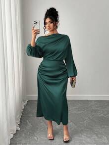 SHEIN PETITE CURVE 加大码女式缎面不对称荷叶边领口不对称肩部褶皱腰部修身 A 字形连衣裙 - 軍綠色 - 查看 1