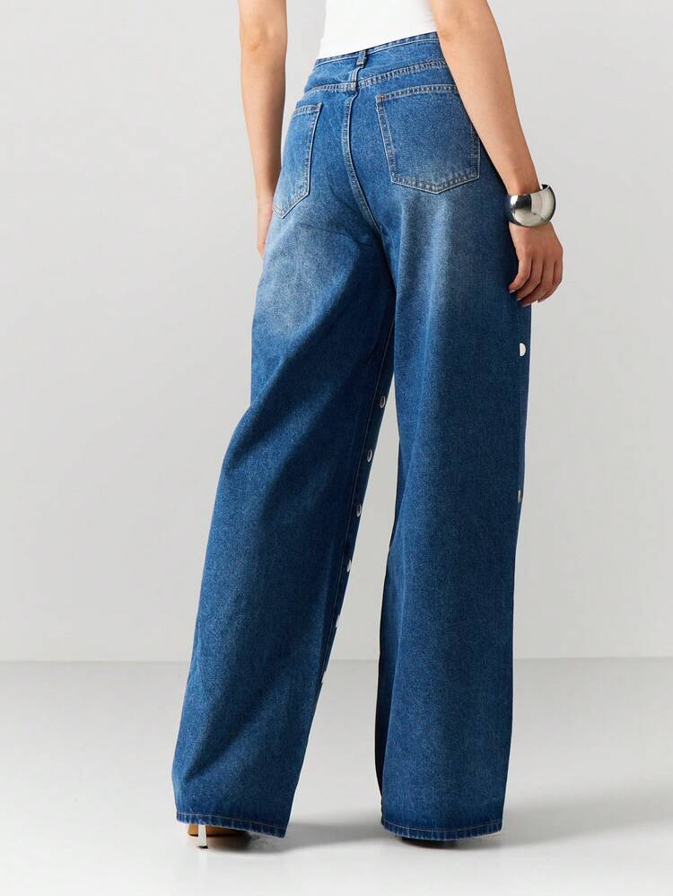 MISSGUIDED Calça Denim Flare com Tachas Metálicas e Detalhes em Poá para Estilo de Festival