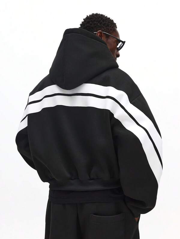  SUMWON 连帽拉链卫衣，撞色条纹细节，休闲冬季穿着，纯色