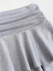 Sweetra طقم موضة صيفي للنساء يتكون من ملابس علوية كتف مطوية مزينة بزهور معدنية وتنورة متوسطة الطول مزينة بكشكشة الذيل - رمادي فاتح - مشاهدة 8