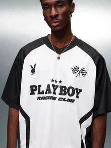 PLAYBOY X SUMWON Camiseta de jersey de cuello en V, ajuste boxy, manga corta, con gráficos y logotipo impreso del club de carreras - Blanco y Negro - Ver 3