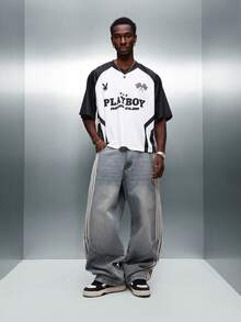 PLAYBOY X SUMWON Camiseta de jersey de cuello en V, ajuste boxy, manga corta, con gráficos y logotipo impreso del club de carreras - Blanco y Negro - Ver 4