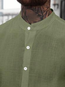 Manfinity CasualCool 男士纯色立领纽扣前开襟休闲长袖衬衫 男士库尔塔 棉质男士衬衫 亚麻男士衬衫 - 軍綠色 - 查看 4