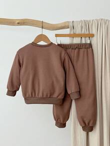 Blossori Young Boys French Elegant Letter Embroidered Crew Neck Long Sleeve Sweatshirt/Jogger Pants Set, Kids Sweat Set,Cozy Fall & Winter Styles - Brown - View 2