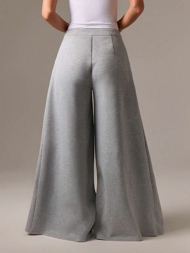 Pantaloni palazzo a gamba larga con pieghe in vita