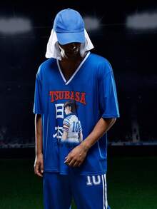 Captain Tsubasa X SHEIN 男士休闲肖像图案 V 领短袖 T 恤和裤子套装，夏季 - 寶藍色 - 查看 5