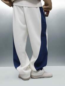 PLAYBOY X SUMWON Pantalones de chándal de pierna ancha y entrepierna caída con panel de rayas laterales y cintura con cordón para comodidad casual - Azul y blanco - Ver 2