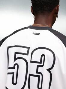 PLAYBOY X SUMWON Camiseta de jersey de cuello en V, ajuste boxy, manga corta, con gráficos y logotipo impreso del club de carreras - Blanco y Negro - Ver 5