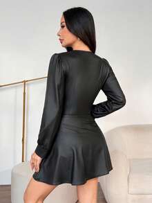 SHEIN PETITE 2024 节日新年情人节优雅黑色 PU V 领荷叶边长袖大码女式百搭连衣裙，迷你长度适合春秋季