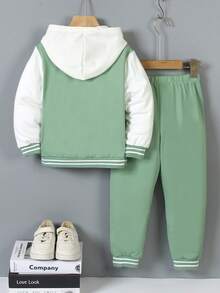 SHEIN Genkimix Kids Bộ 2 món/Bộ trang phục thường ngày cho bé trai, bao gồm áo len dệt kim màu xám và xanh lá cây có tay áo màu trắng tương phản và in chữ A, kết hợp với quần nỉ in họa tiết phù hợp, cổ áo, tay áo và gấu áo có gân, kiểu dáng thoải mái và thư giãn, thích hợp mặc vào mùa xuân, mùa thu, mặc hàng ngày, thể thao, đi học, du lịch, ngày lễ - Màu xanh Ô liu - Xem 2