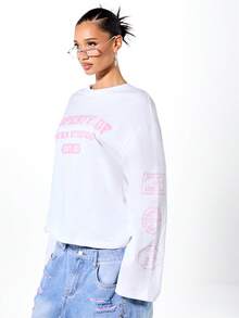 SUMWON WOMEN 超大长袖学院风图案T恤，带有品牌标语和袖子细节 - 白色 - 查看 7