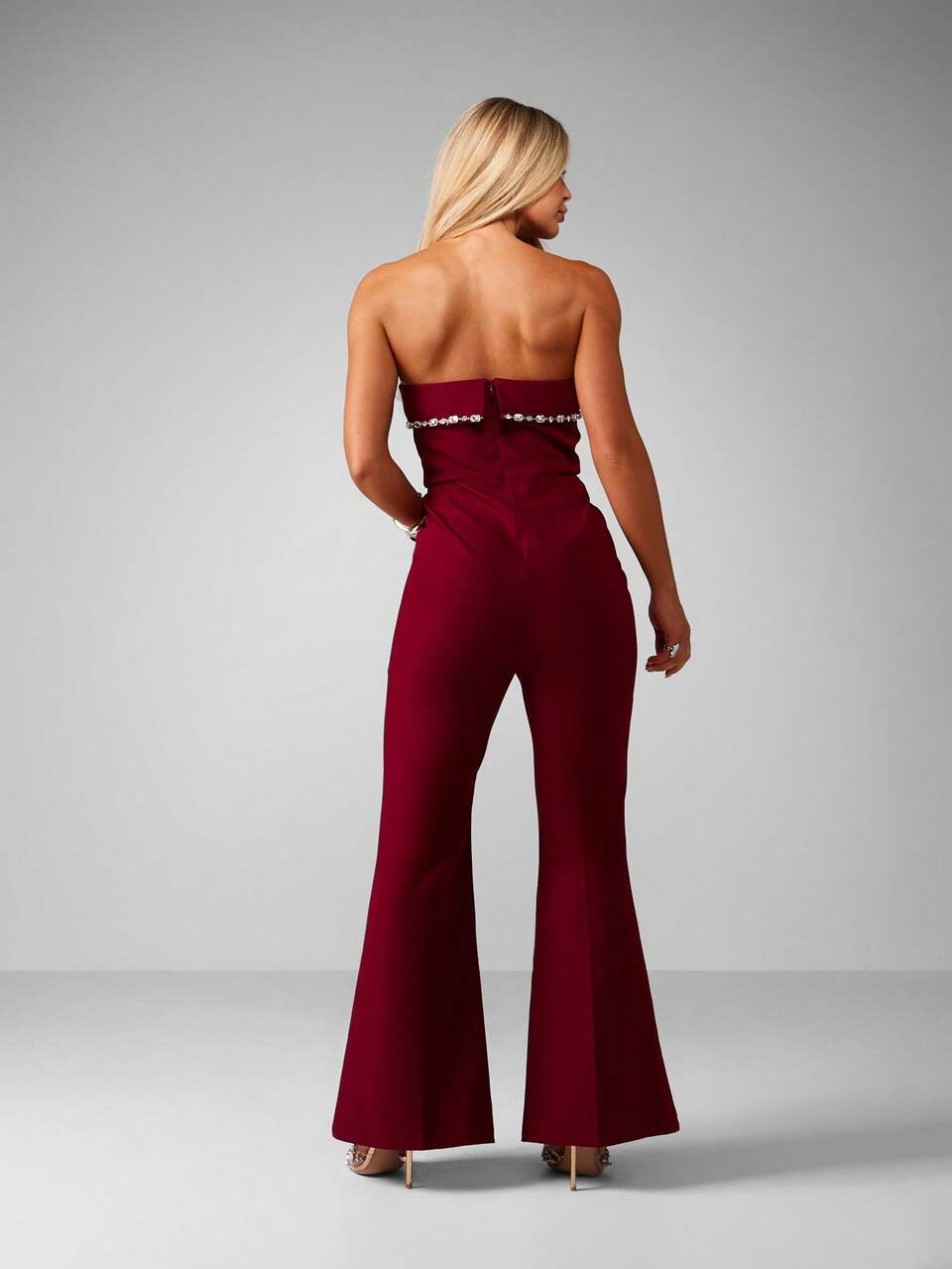 MISSGUIDED Weihnachtlicher trägerloser Bandeau-Jumpsuit mit Kristallgürtel