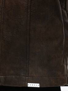 SUMWON 经典皮革卡车司机夹克，带纽扣胸袋，适合日常休闲穿着 - 棕色 - 查看 7